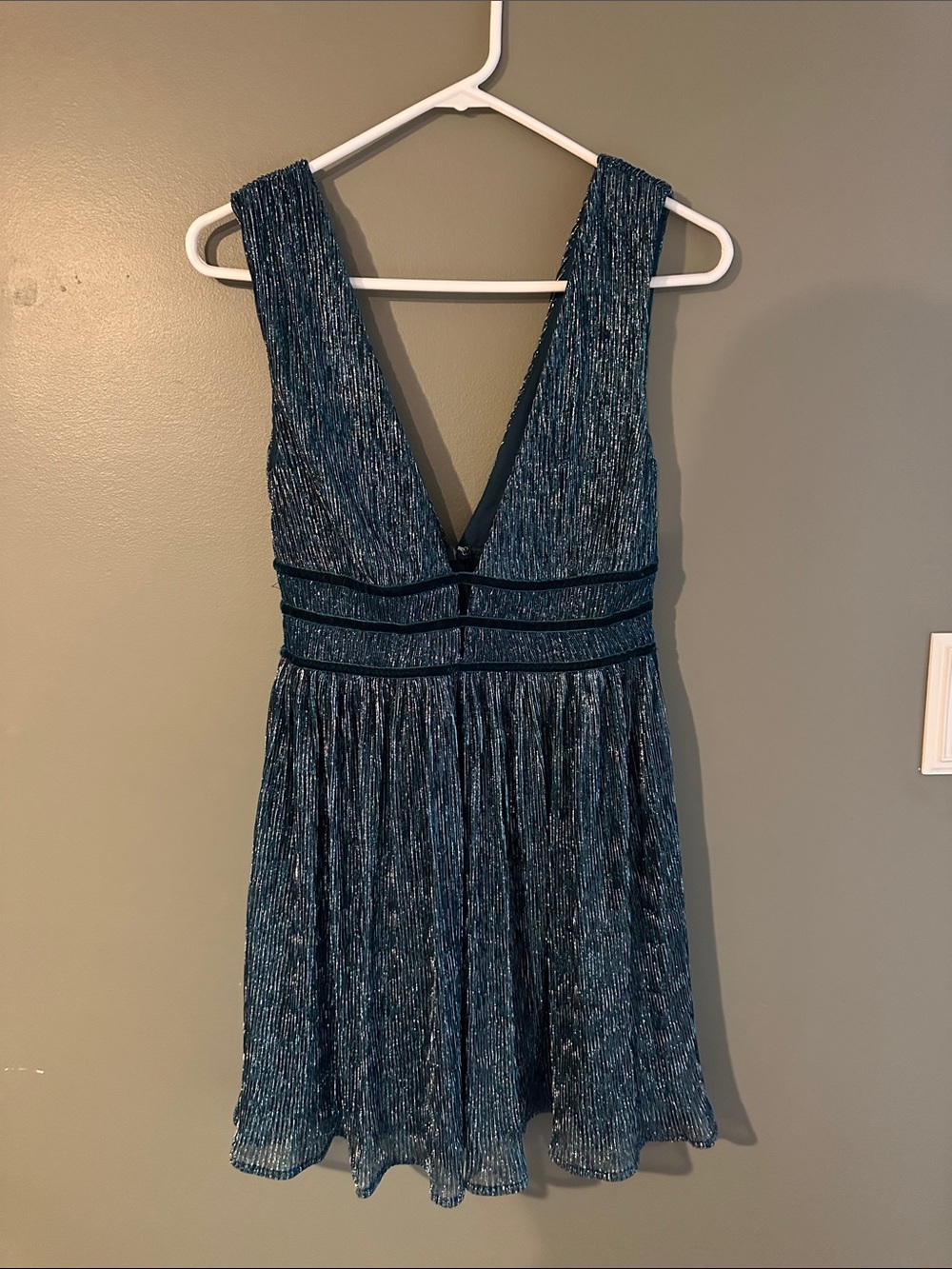 Lulu’s Deep Teal V-Neck Sleeveless Pleated Party Dress